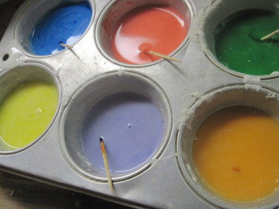 Cornstarch and powdered egg shells will go out of suspension so the paint needs mixing every once in a while with a brush.